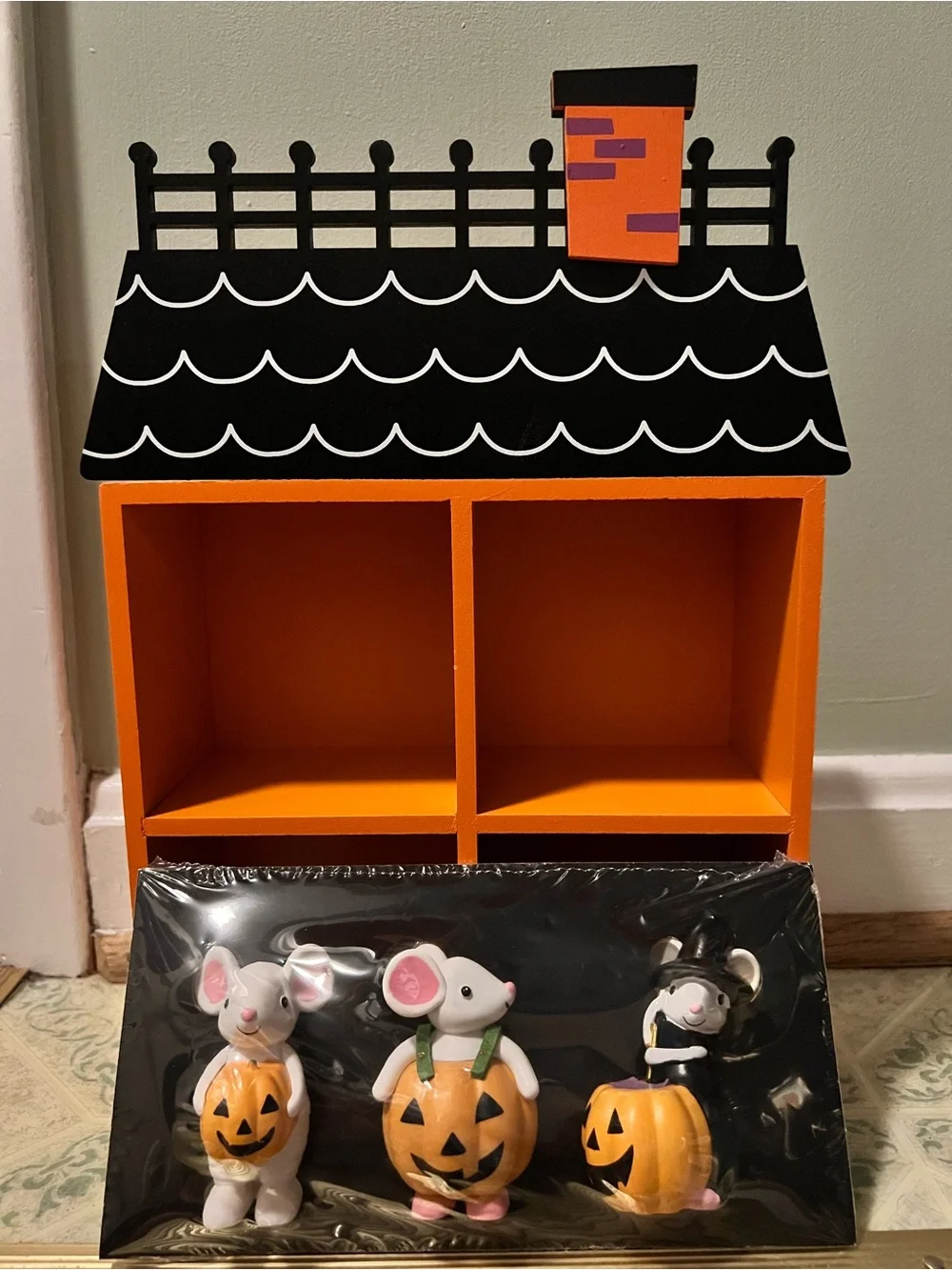 Halloween Mouse Figurines w/wooden shelf